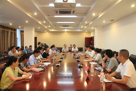 出席會(huì)議的領(lǐng)導(dǎo)為寧陽(yáng)縣8家代表企業(yè)授牌